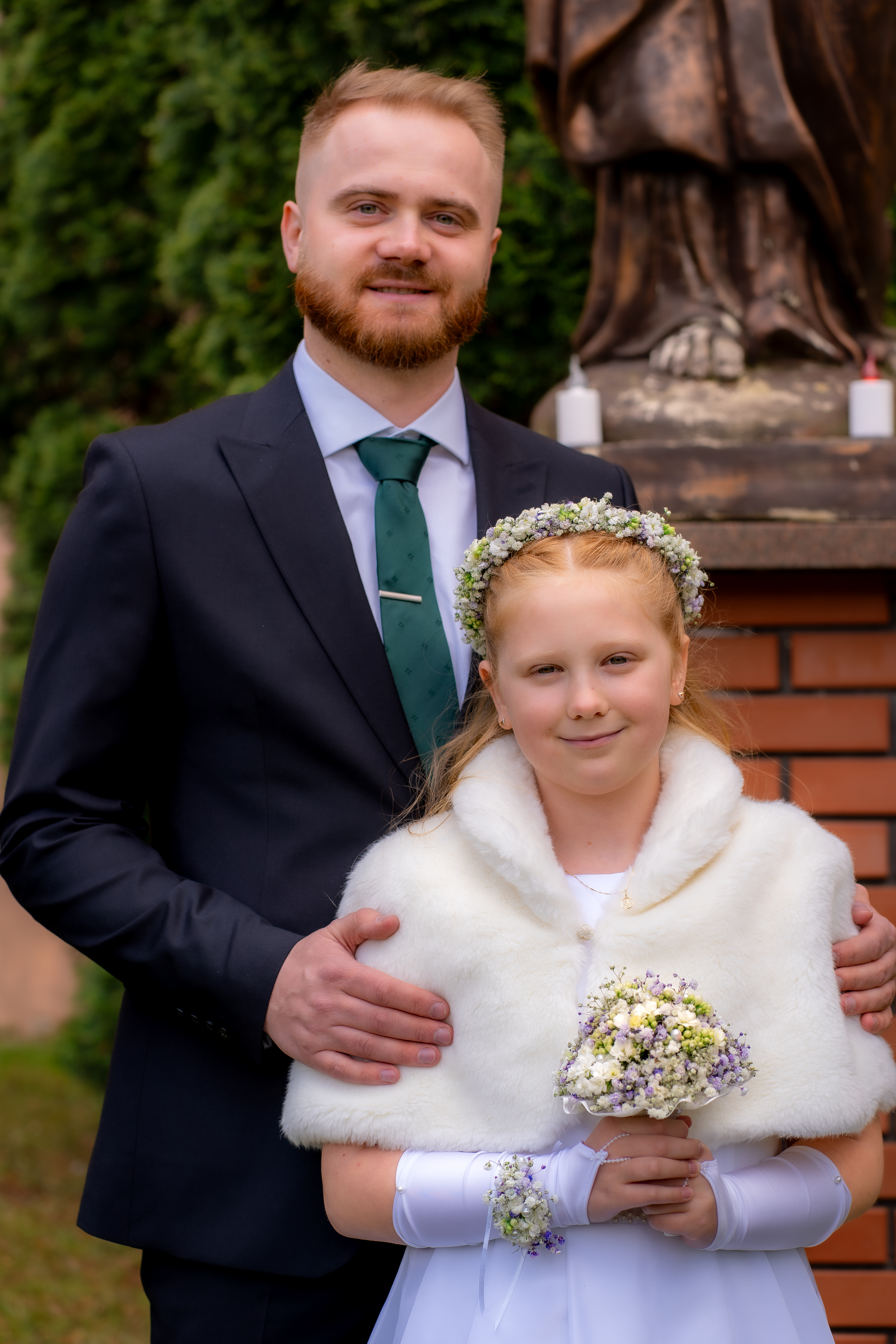 Reportaż komunijny — dziecko w momencie refleksji, naturalne światło